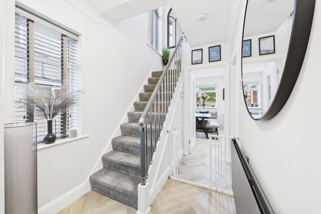 Property photo 2 of 25 Entrance Hallway