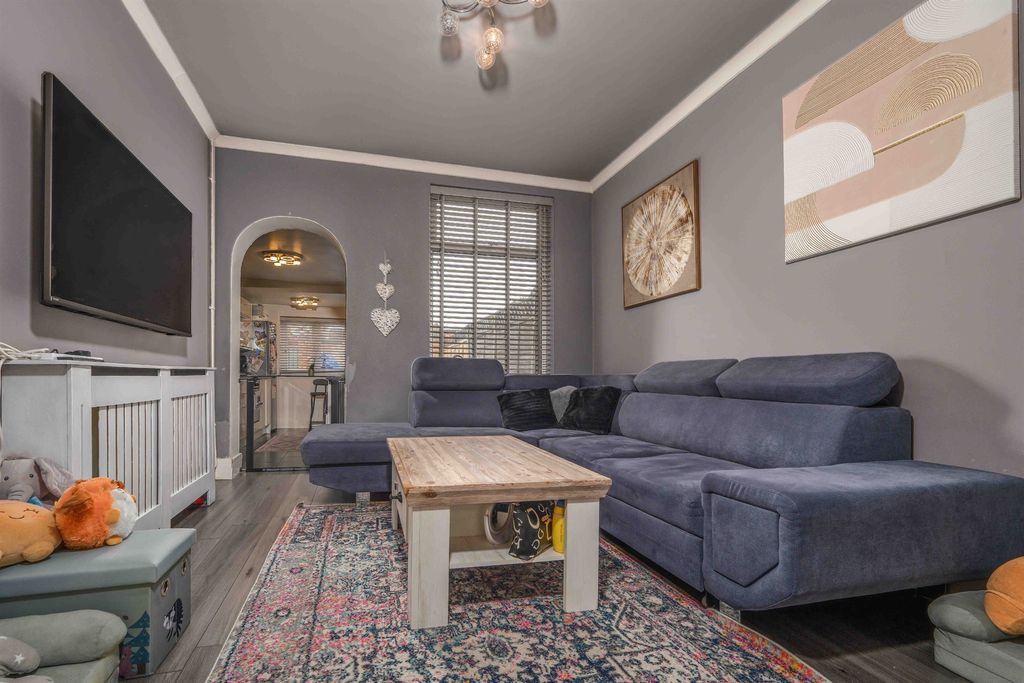 Property photo 2 of 8