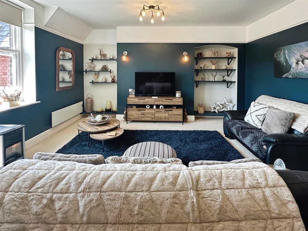 Property photo 2 of 38 Lounge