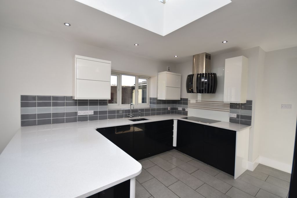 Property photo 3 of 15 Kitchen