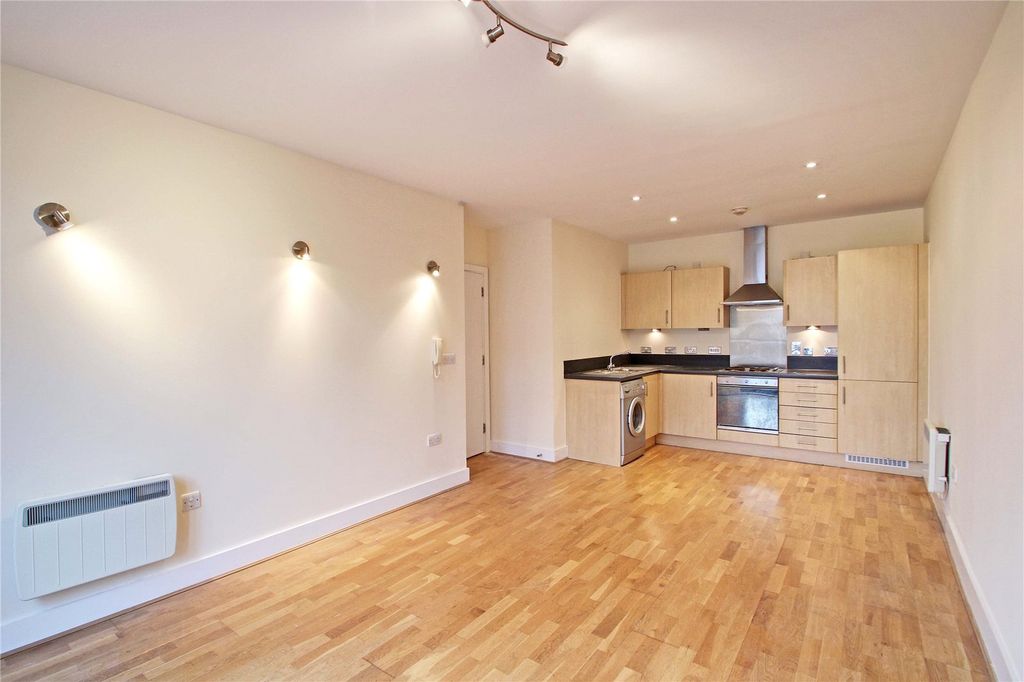 Property photo 2 of 8 Picture No. 17