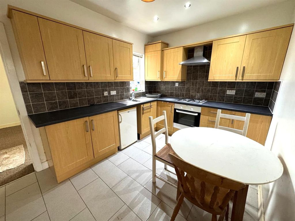 Property photo 3 of 11 Kitchen