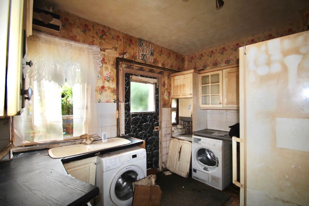 Property photo 3 of 9 Kitchen