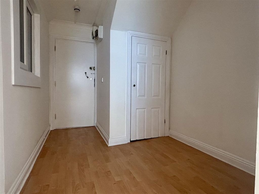 Property photo 2 of 8 Entrance Hall