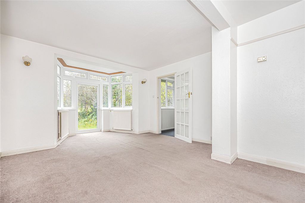 Property photo 3 of 20 Living Space