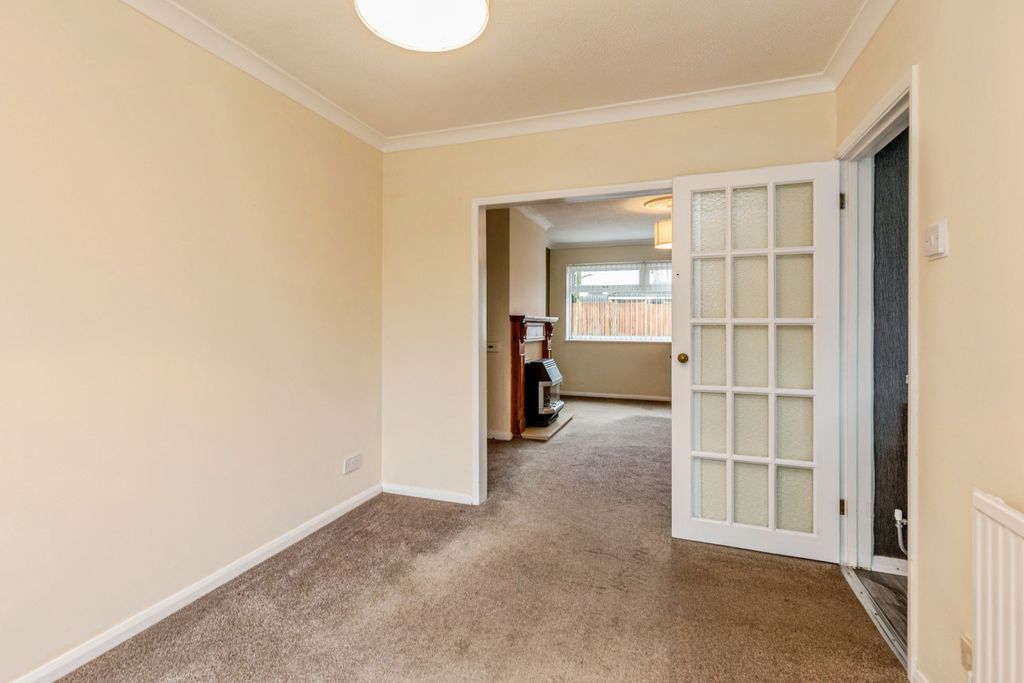 Property photo 2 of 20 Dining / Living Room