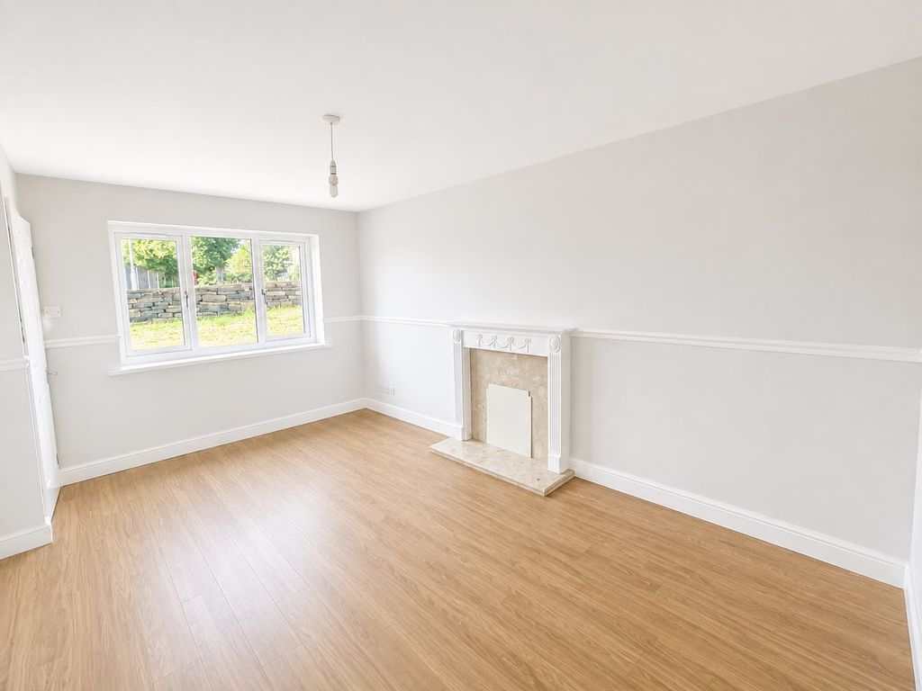 Property photo 3 of 10 Living Room.