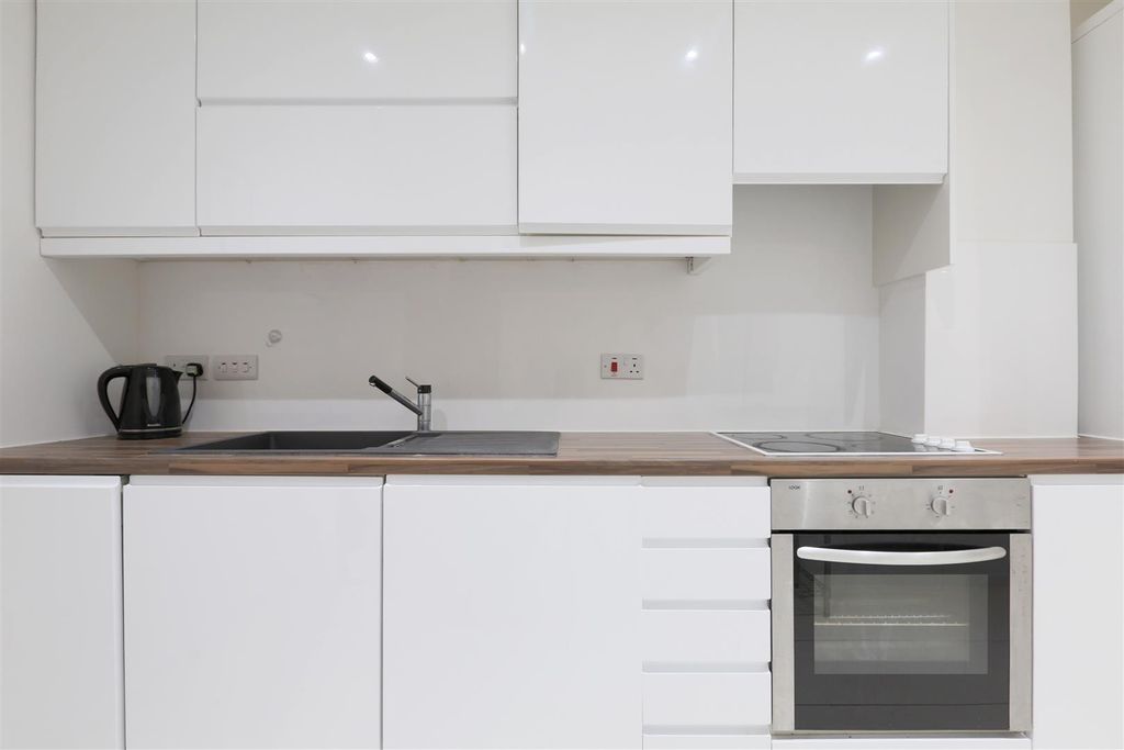 Property photo 3 of 10 Kitchen