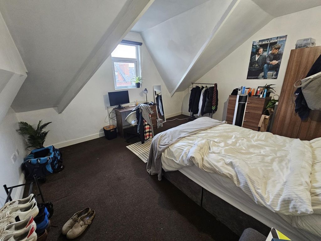 Property photo 1 of 18 A Spacious And Well-Maintained Master Bedroom With...