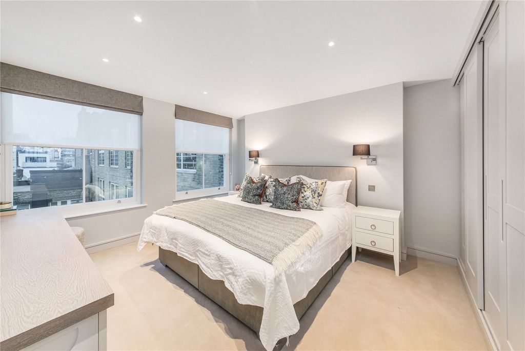 Property photo 3 of 11 Henrietta Street