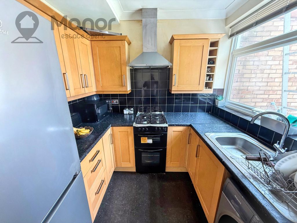 Property photo 3 of 11 Kitchen