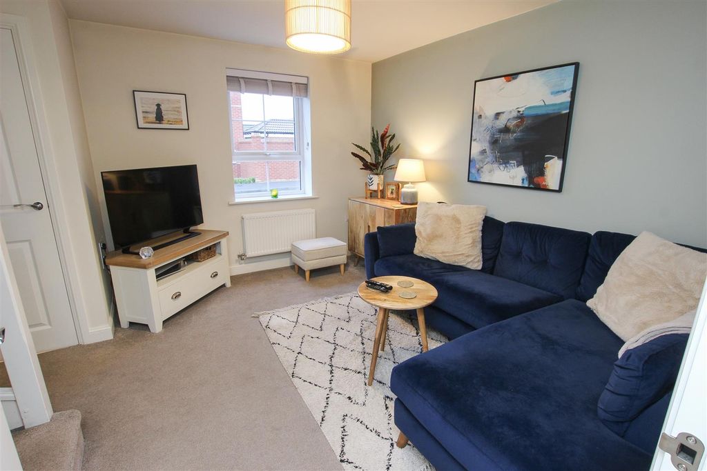 Property photo 2 of 19 Lounge