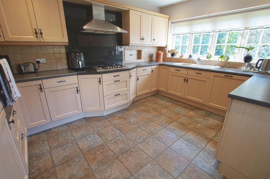 Property photo 3 of 18 Kitchen.Jpg