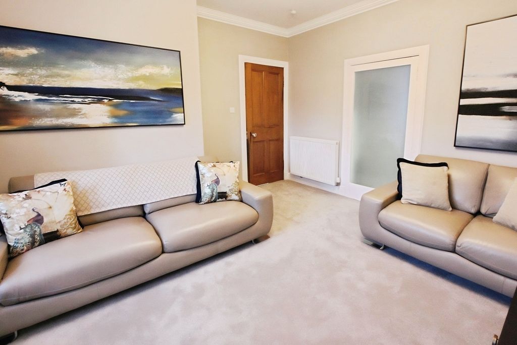 Property photo 2 of 18 Lounge