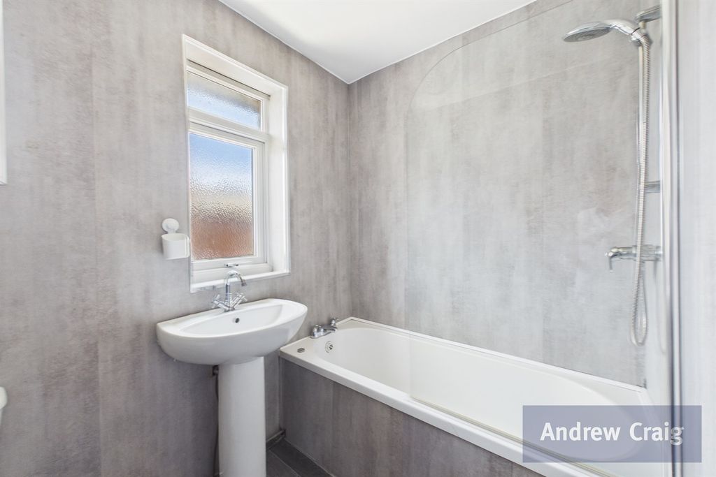 Property photo 3 of 11 Bathroom