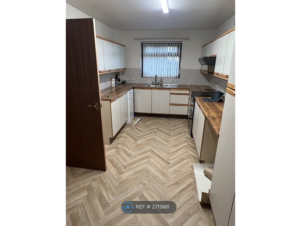 Property photo 3 of 17 Kitchen