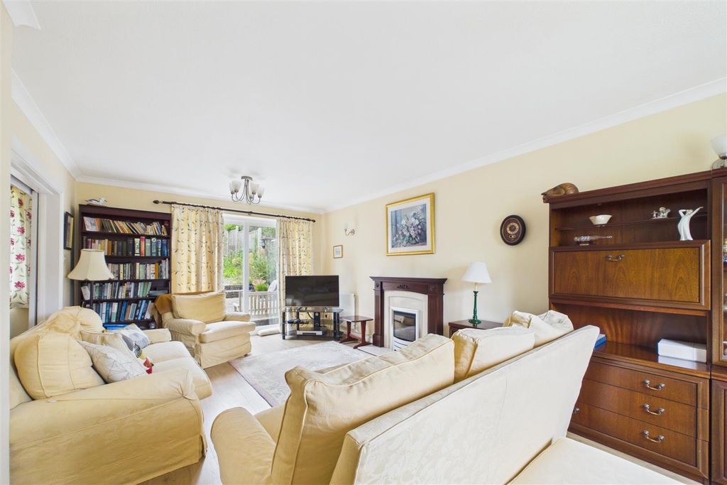 Property photo 3 of 16 Cam01894G0-Pr0306-Still015.Jpg
