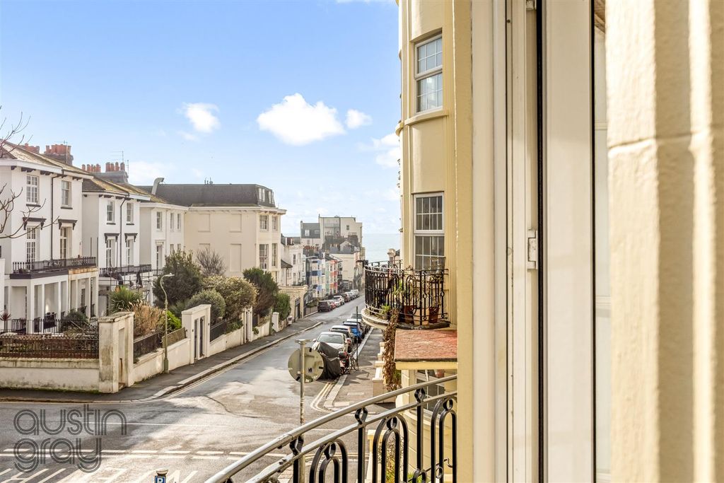 Property photo 3 of 19 Norfolk Square, Dorchester Court, 4-006(1).Jpg