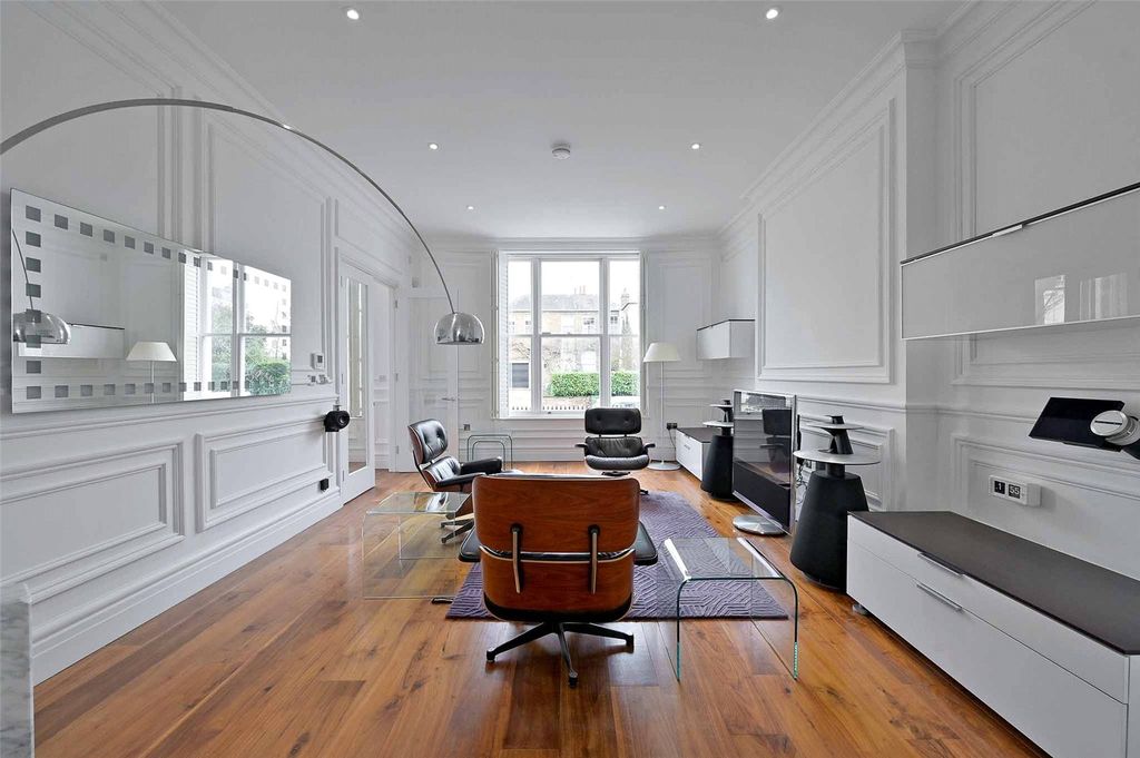 Property photo 3 of 27 Sitting Room