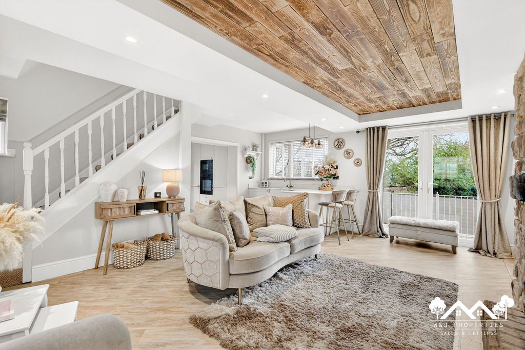 Property photo 3 of 32