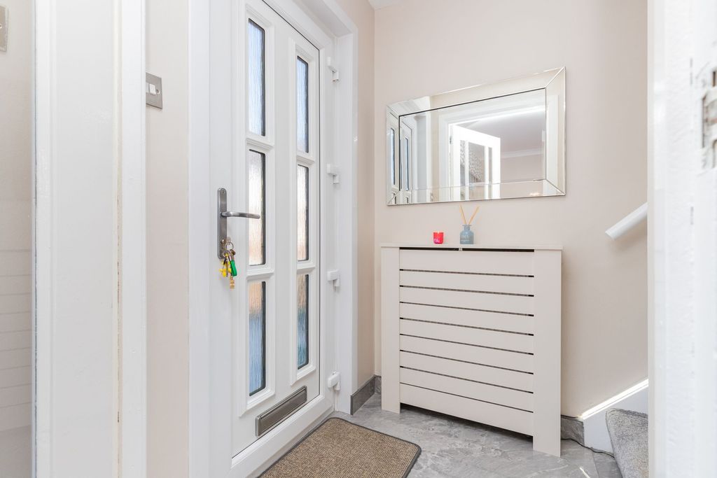 Property photo 3 of 27 Entrance Hall