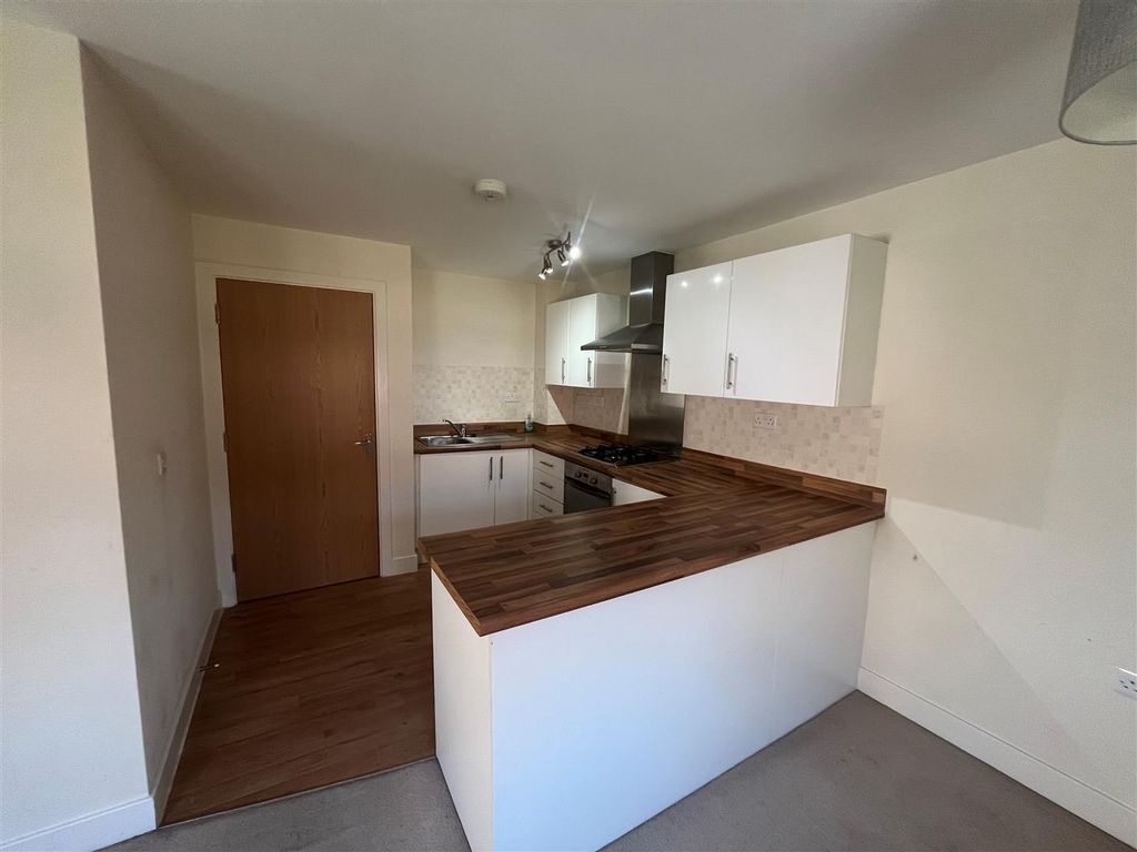 Property photo 2 of 10 Kitchen