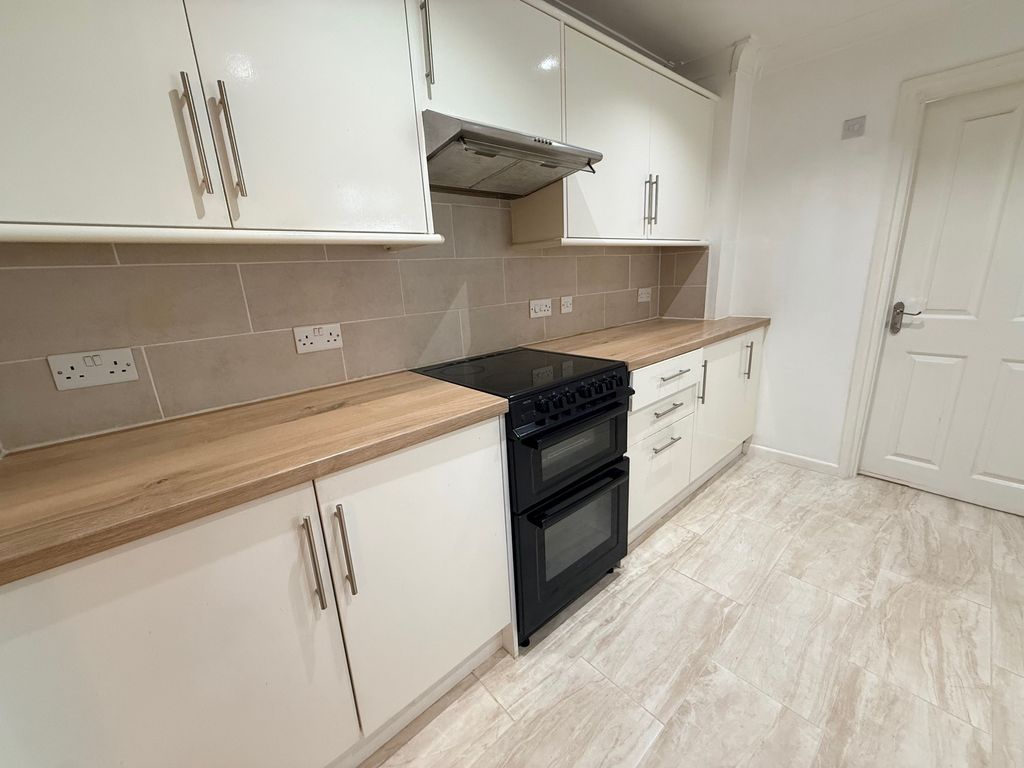 Property photo 2 of 18 Kitchen 2