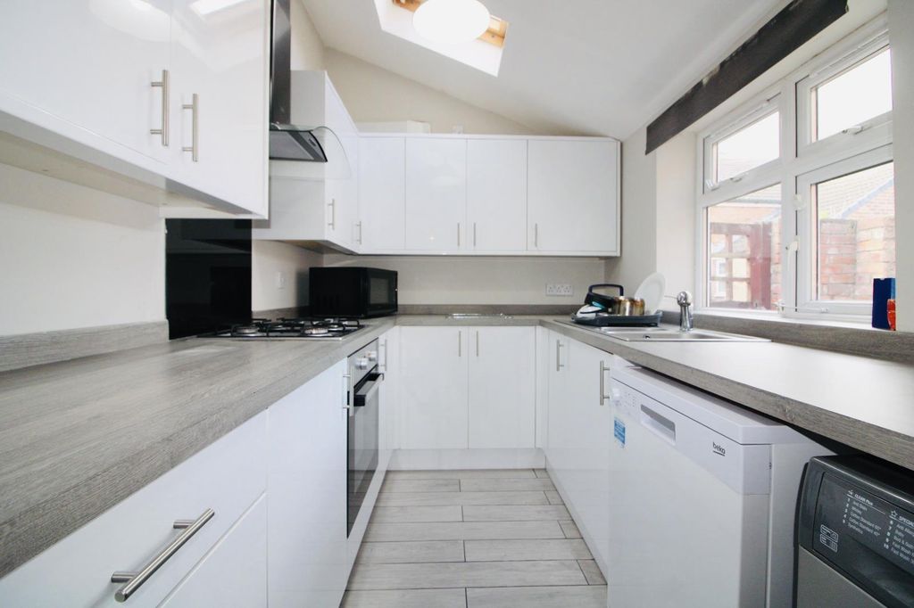 Property photo 1 of 10 Kitchen