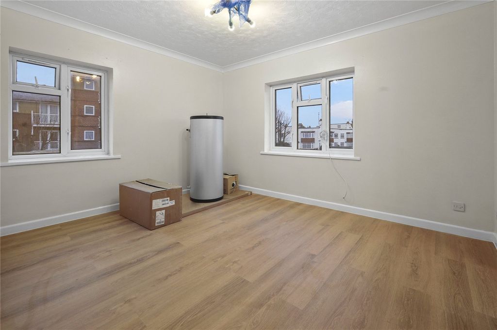 Property photo 3 of 6 Lounge