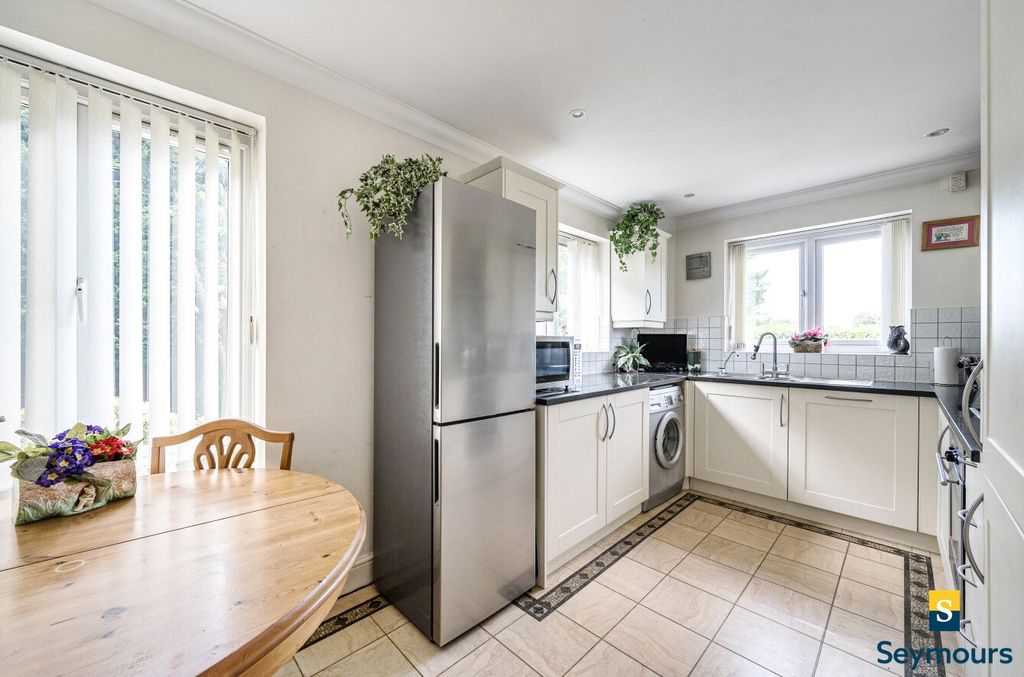 Property photo 3 of 18 Kitchen