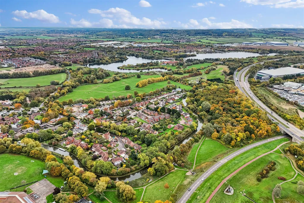 House in Milton Keynes, Simpson, Simpson and Ashland - More
