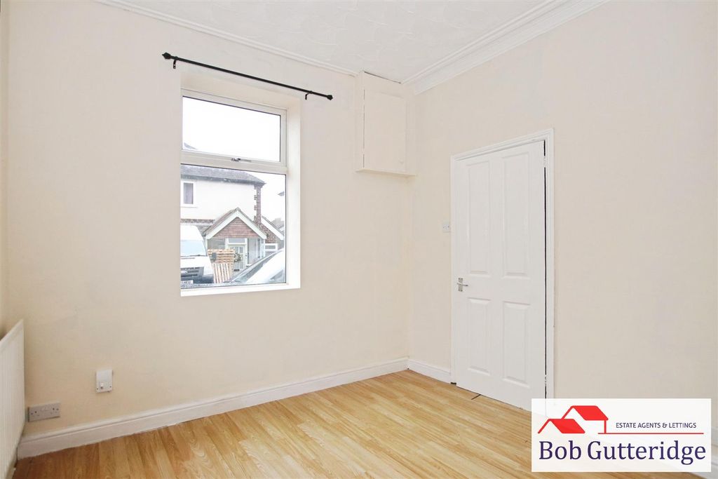 Property photo 3 of 17 Lounge