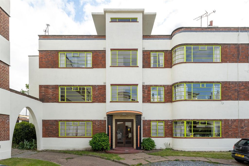Property photo 1 of 43 Grosvenor Road, E11