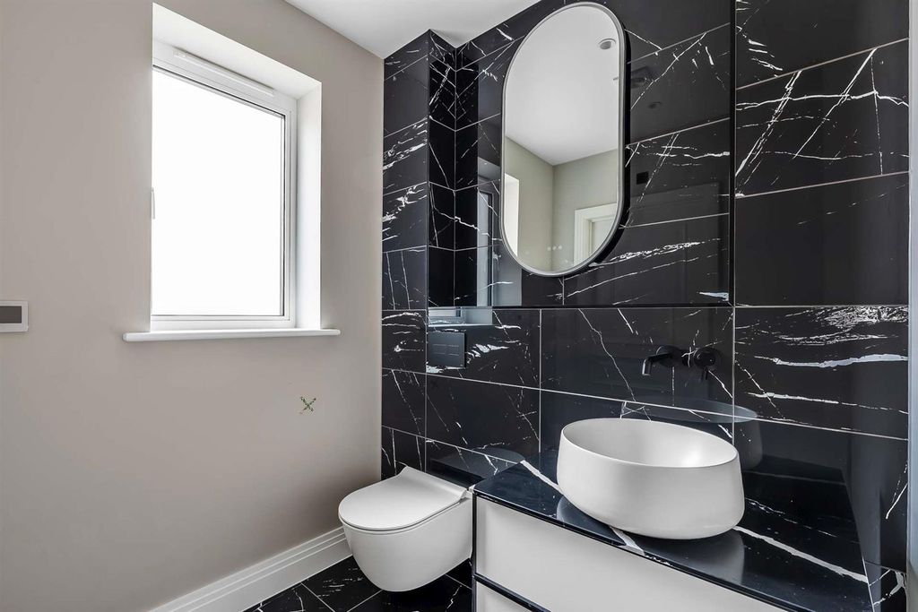 Additional image 16 of 4 bed detached house for saleCross Lanes, Guildford GU1