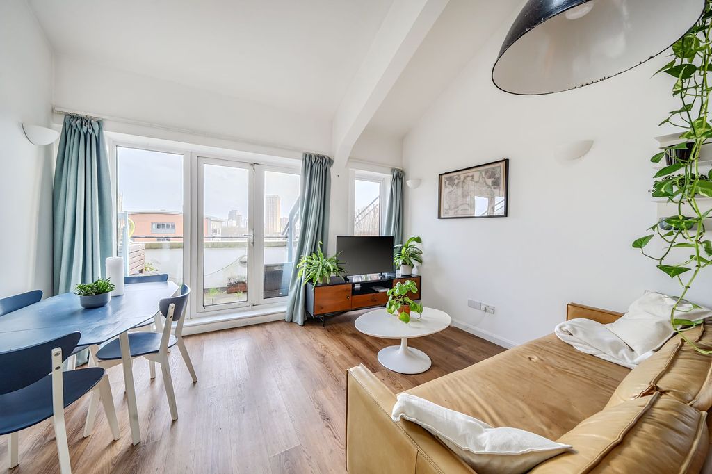 Property photo 2 of 20 Living Room