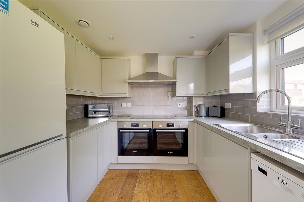 Property photo 2 of 22 Img_5924-Img_5926.Jpg