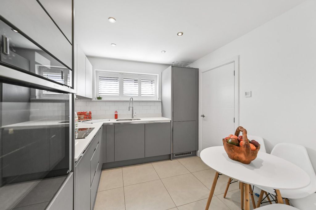 Property photo 3 of 20 Kitchen