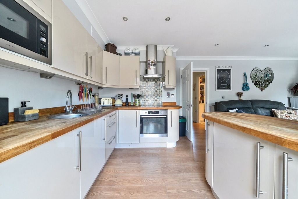 Property photo 2 of 18 Kitchen