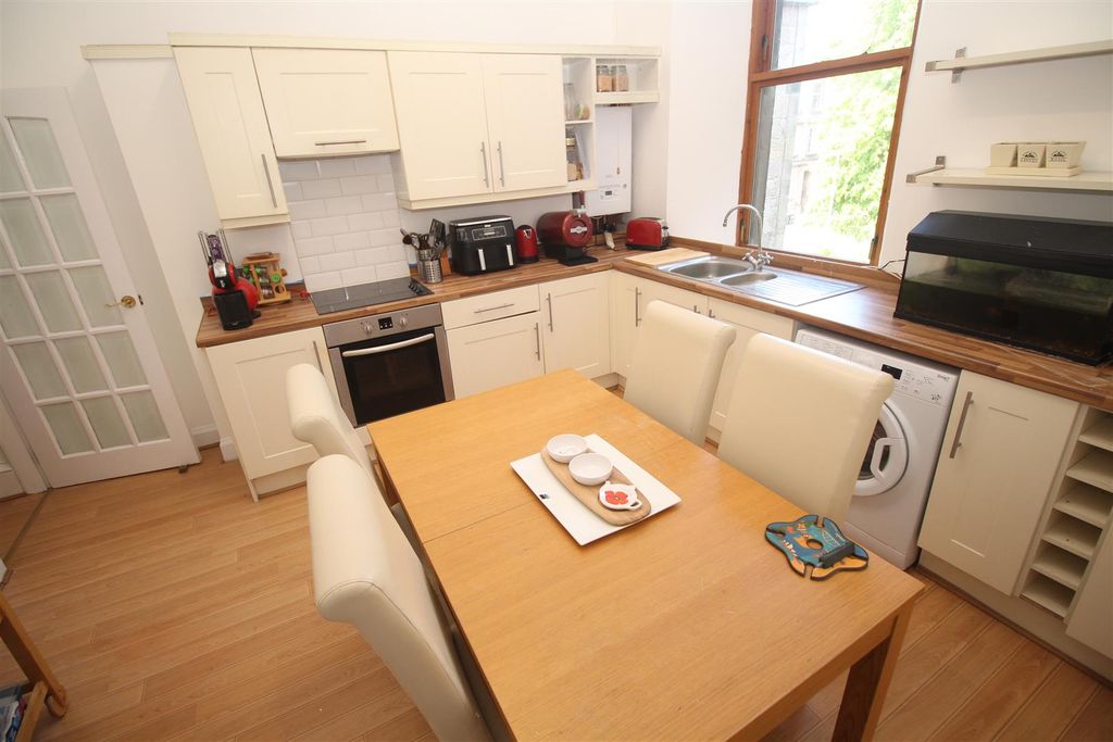 Additional image 4 of 4 bed flat for saleArdgowan Square, Greenock PA16