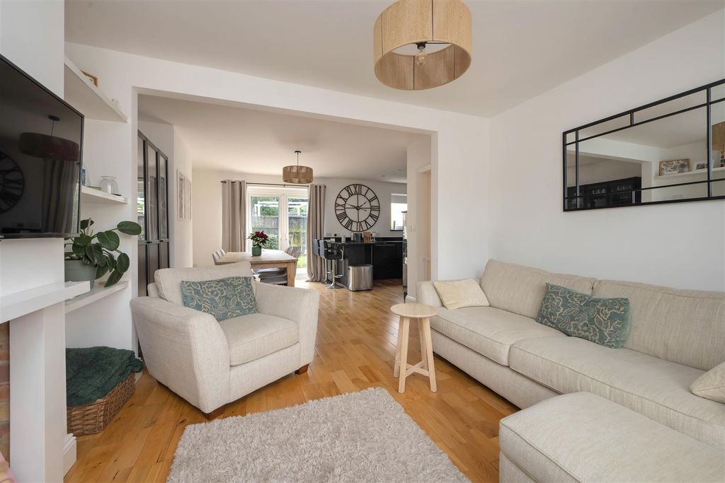 Property photo 3 of 16 Walmer Road, Whitstable