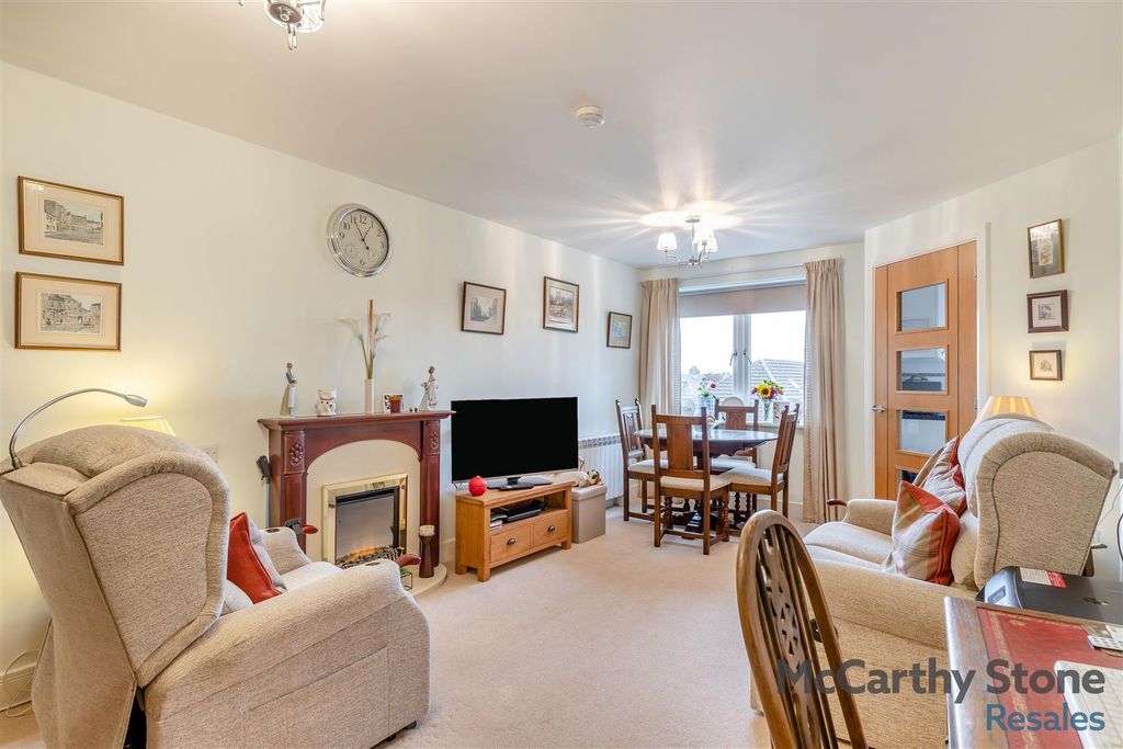 Property photo 2 of 19 8667770-Interior04.Jpg