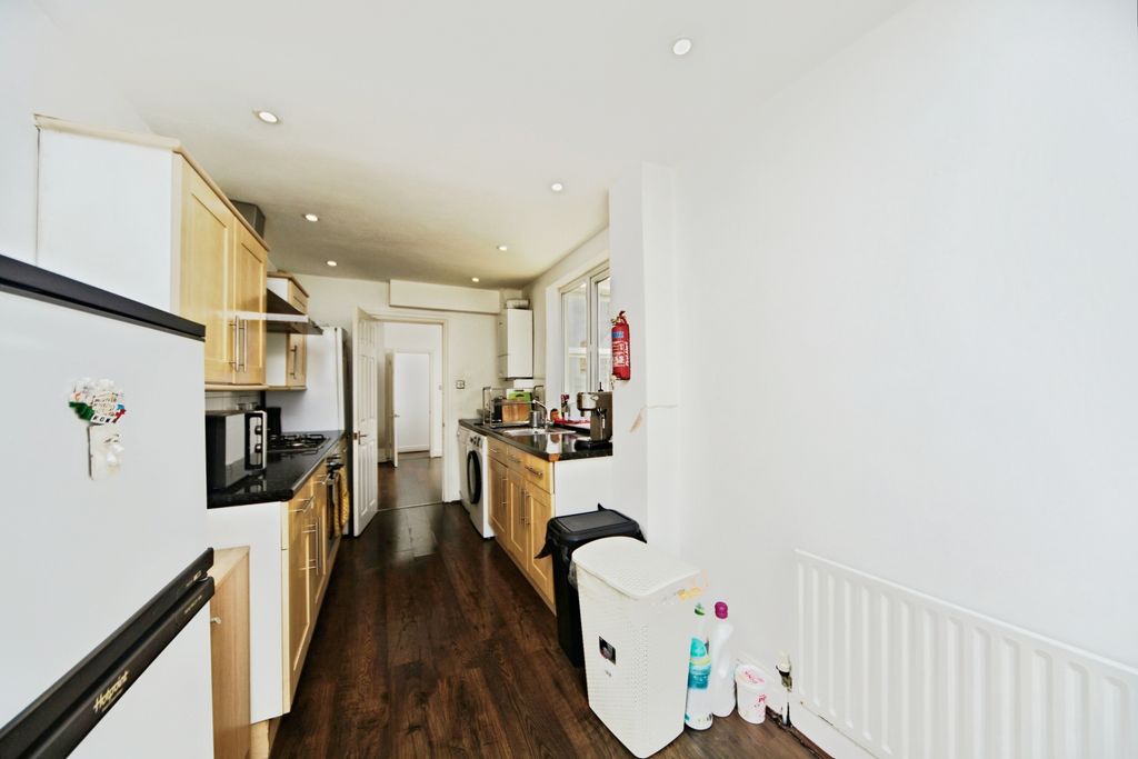 Property photo 3 of 19 Kitchen