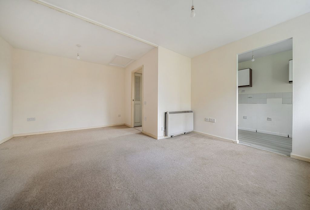 Property photo 2 of 9 1415997-6-698F053...