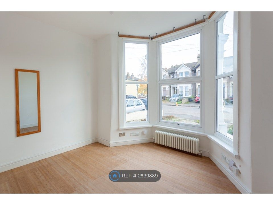 Property photo 2 of 12 Bedroom 1 With Beautiful Big Bay Window