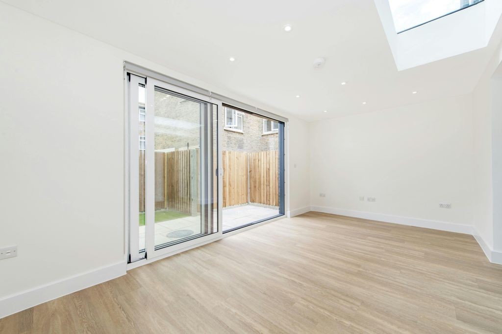 Property photo 2 of 15 Rear Sliding Doors