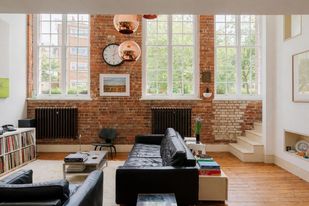 Property photo 3 of 17 Living.Png