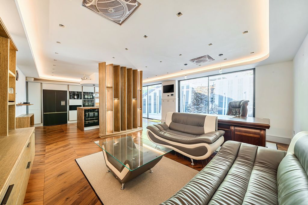 Property photo 3 of 20