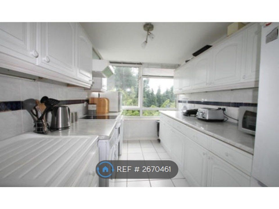 Property photo 3 of 9 Fitted Kitchen