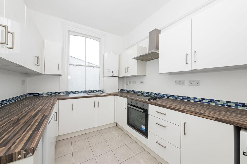 Property photo 2 of 10 Flat 3, 48 Norwood High Street, Norwood, London Se27 9Nr