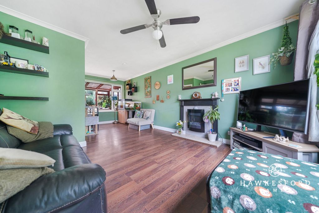 Property photo 2 of 12 Beaconsfield Road, Sittingbourne - Lounge